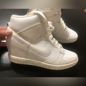 Nike sky high white sneakers, good condition, to many white sneakers